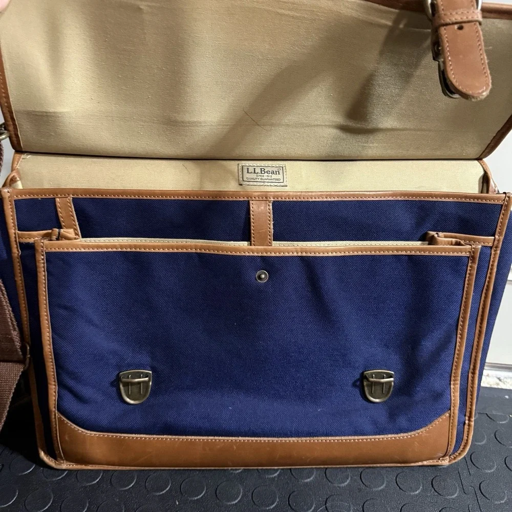 L.L. Bean bean messenger